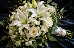 White lily and rose bouquet with pearl brooch wrap